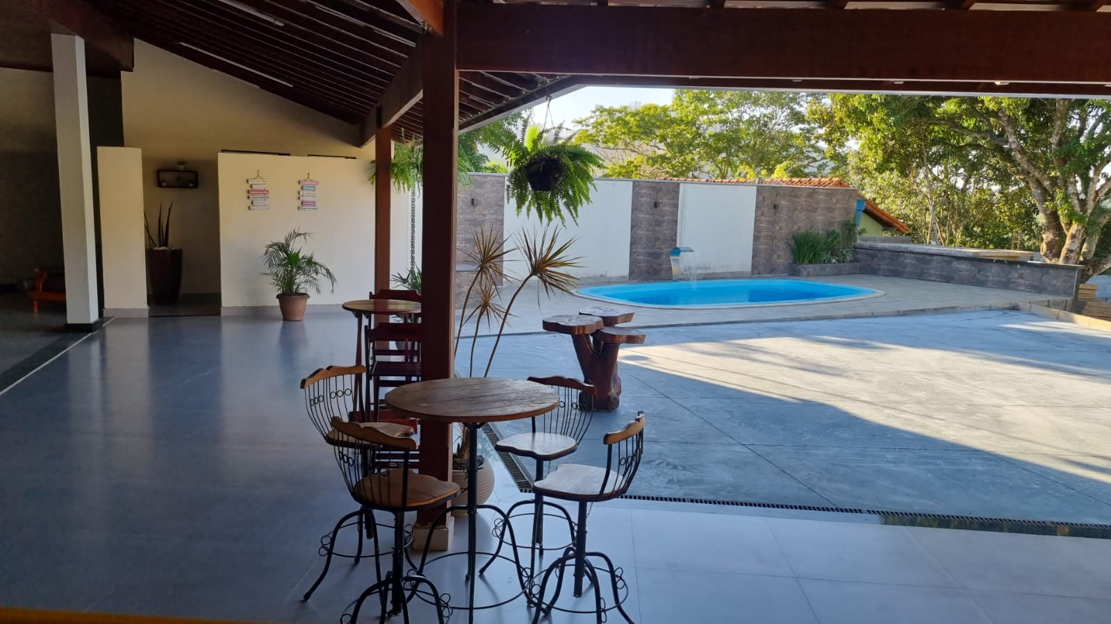 Varanda e deck com vista para o jardim